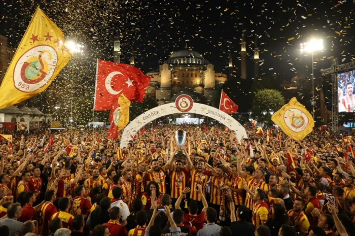 Aslan Renklerinde Büyük Kutlama Akşamı